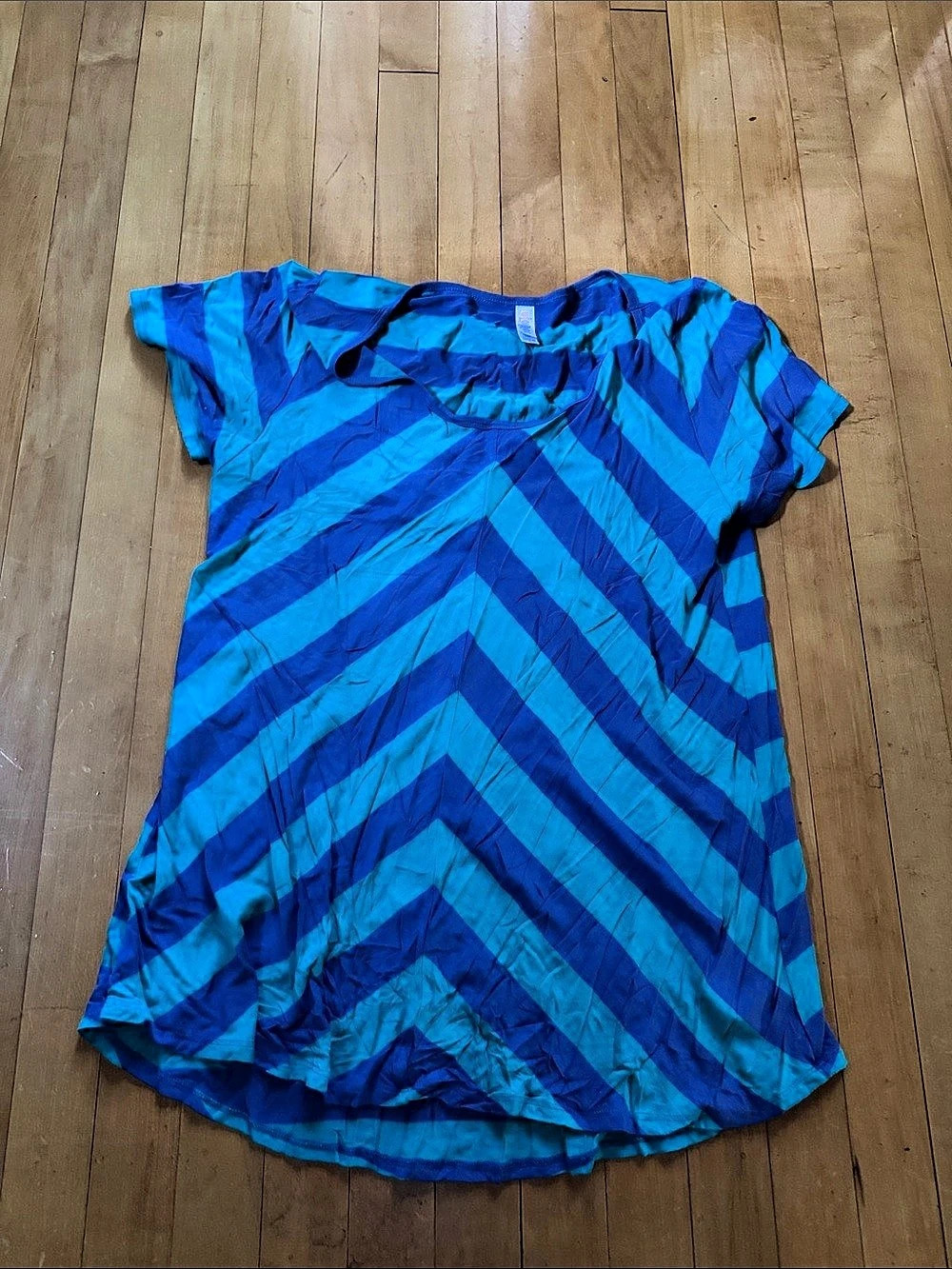 LuLaRoe Blue and green Chevron Short Sleeve Top womenโs XL